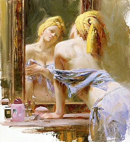у зеркала в ванной
